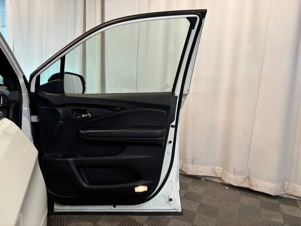 Used 2019 White Diamond Pearl Honda Touring image 22