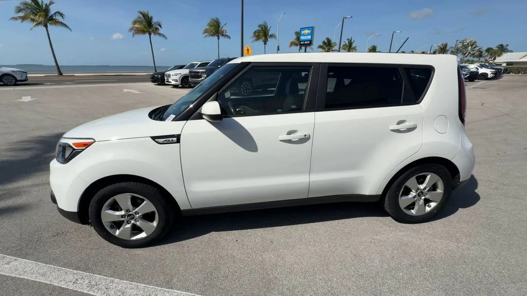 Used 2018 White Kia Base image 5