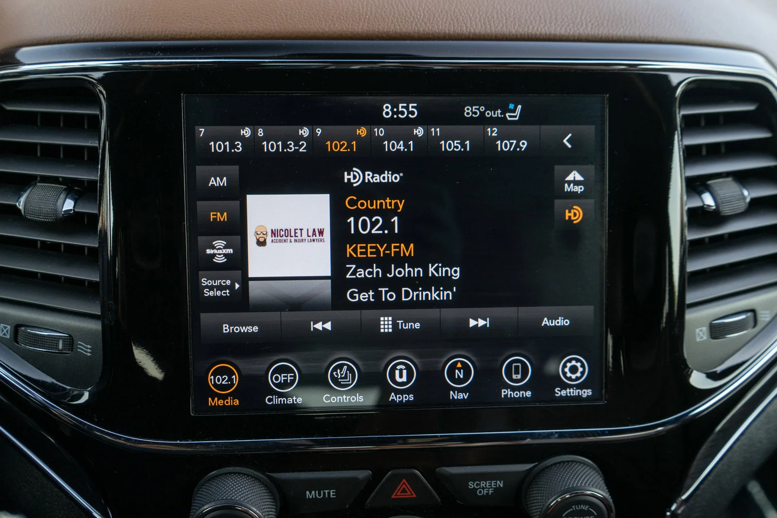 Used 2020 Diamond Black Crystal Pearlcoat Jeep Overland image 18
