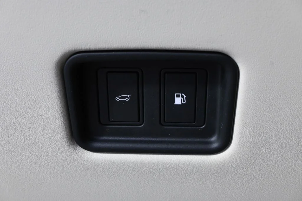 Used 2025 Santorini Black Metallic Land Rover SE image 27