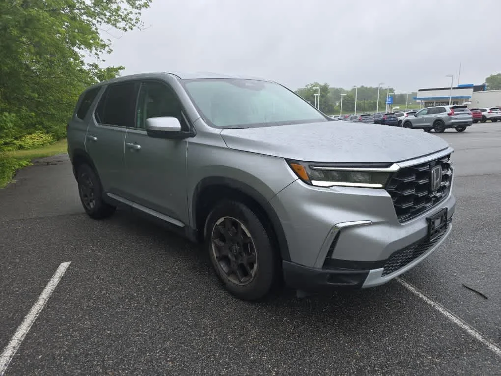 Certified Used 2025 Lunar Silver Metallic Honda EX-L+ image 3