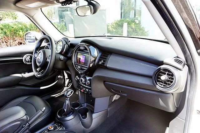 Used 2019 White MINI Classic image 9