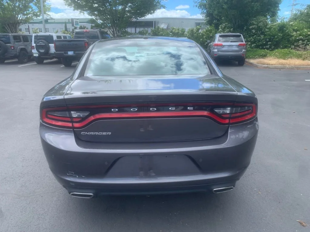 Used 2022 Granite Crystal Metallic Clearcoat Dodge SXT image 3