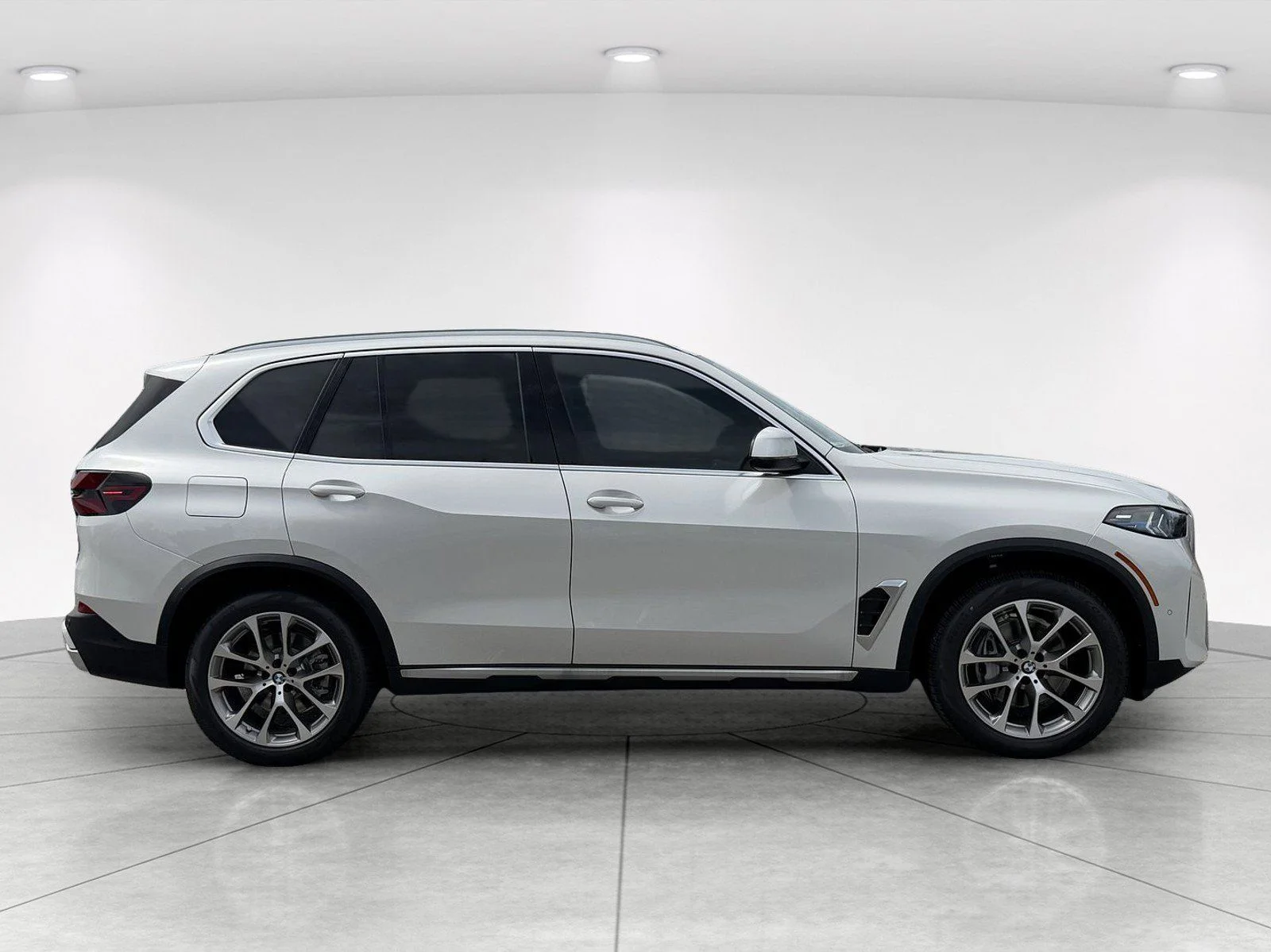New 2026 Mineral White Metallic BMW sDrive40i image 2