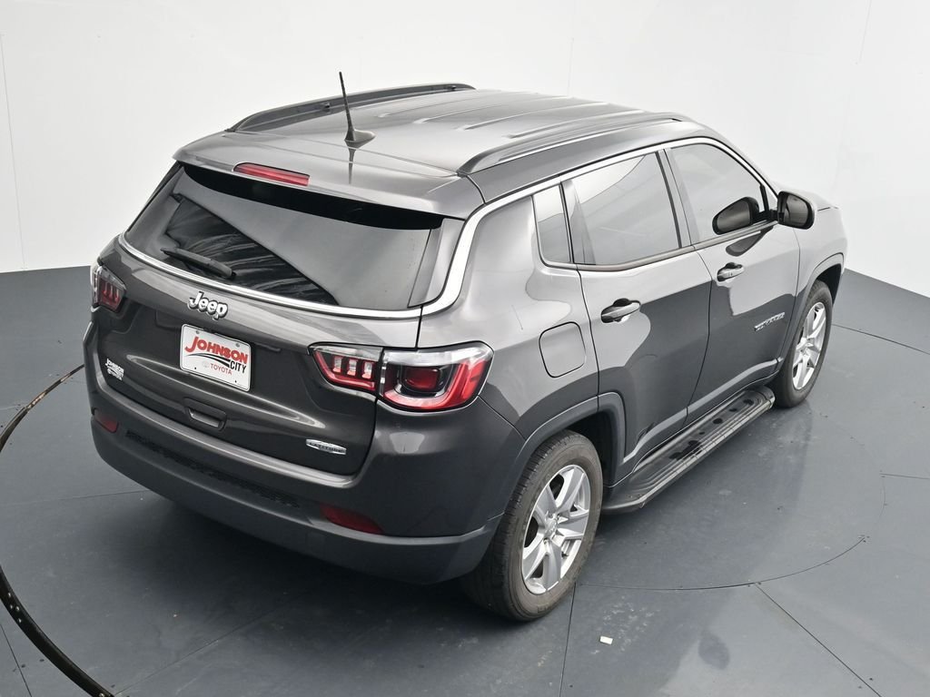 Used 2022 Gray Jeep Latitude image 30