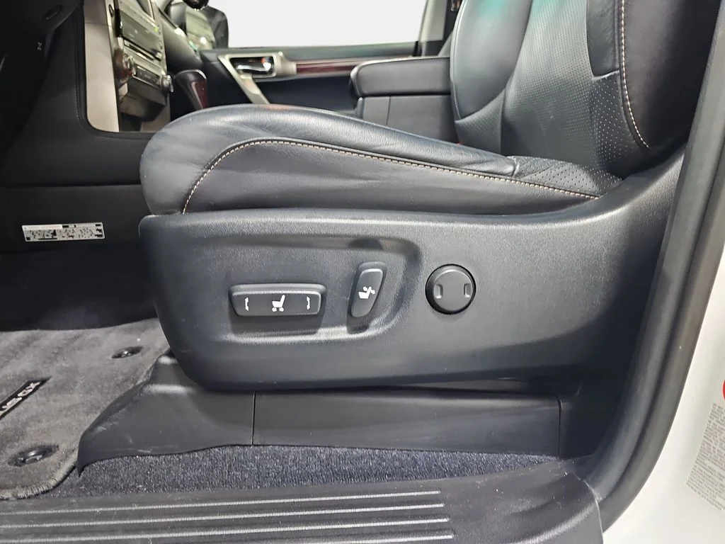 Used 2017 White Lexus 460 Luxury image 31