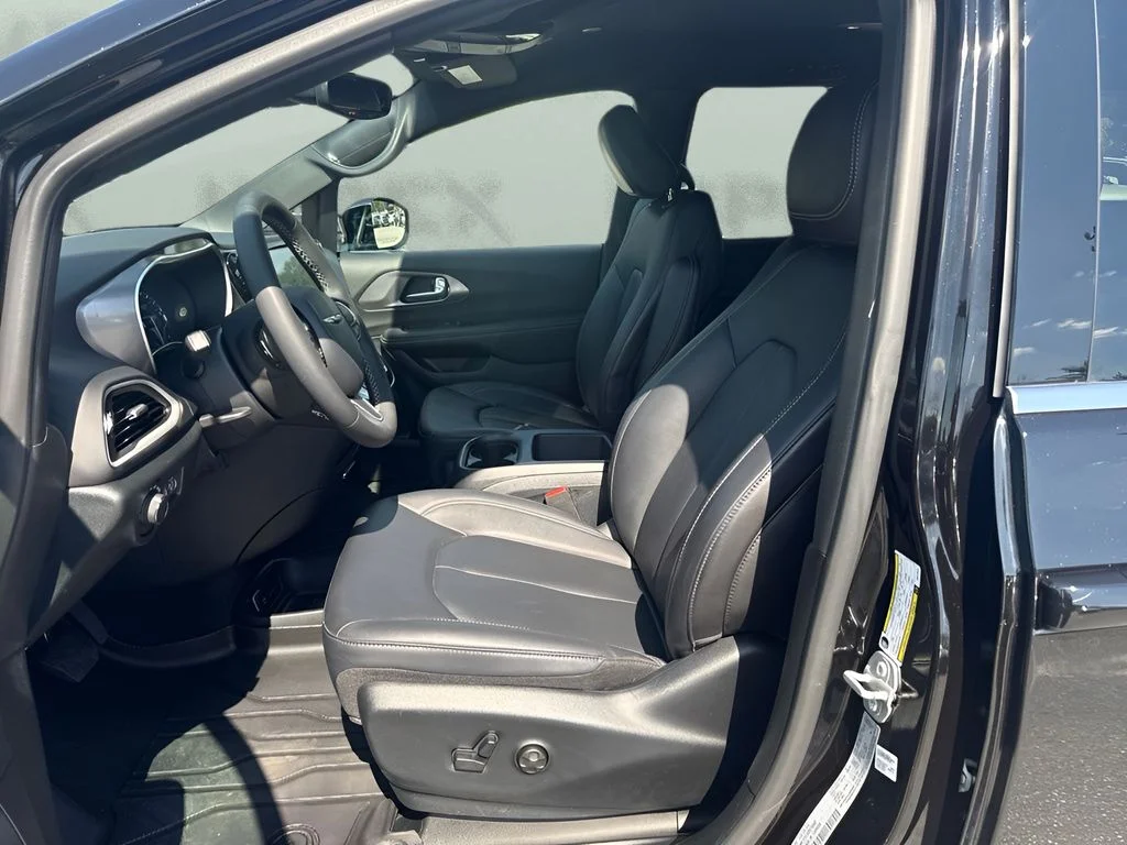 Used 2025 Black Chrysler LX image 6