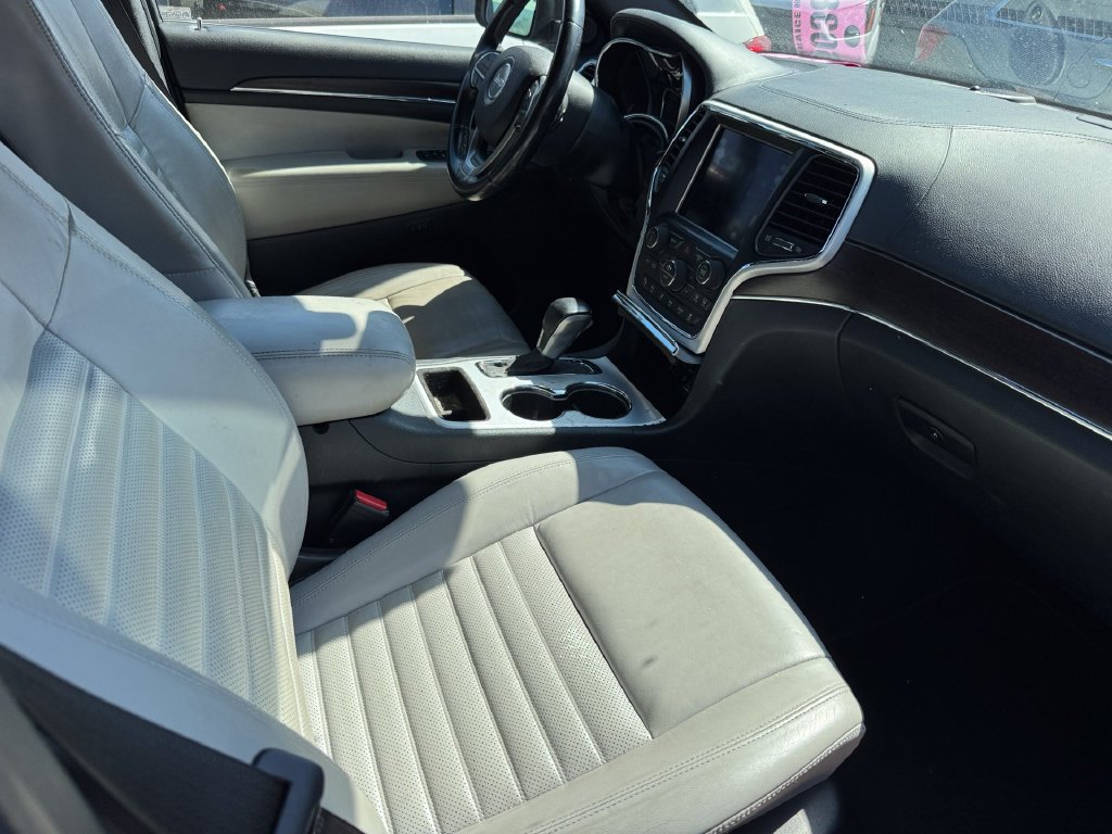 Used 2018 Gray Jeep Limited image 18