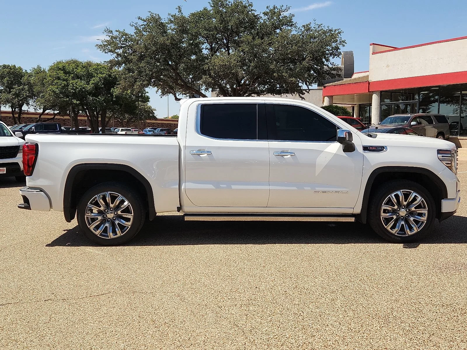 Used 2024 White Frost Tricoat GMC Denali image 5