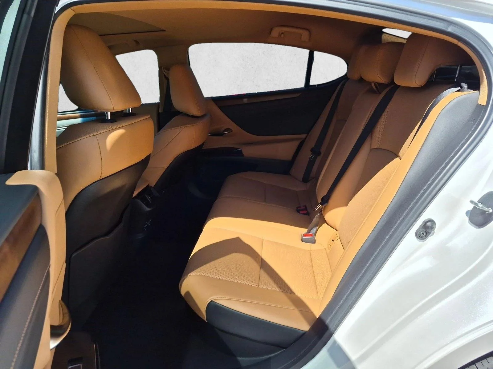 Used 2025 Eminent White Pearl Lexus ES 300h image 17
