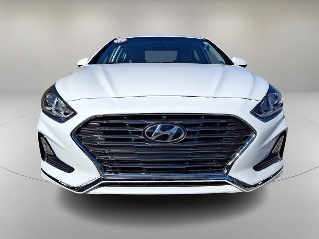Used 2018 White Hyundai SE image 2