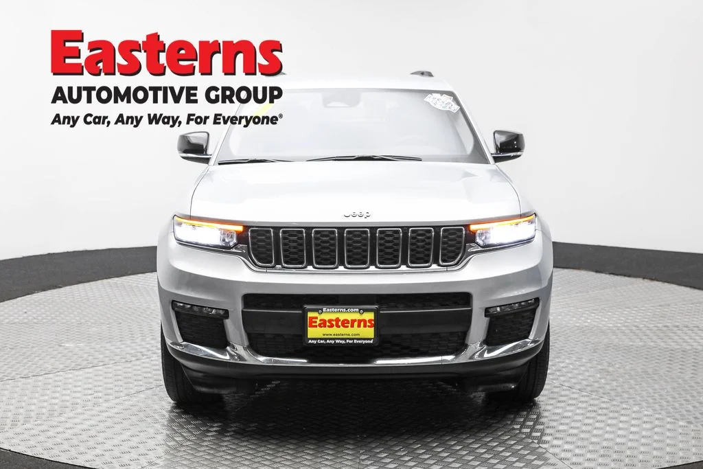 Used 2023 Silver Jeep Limited image 2