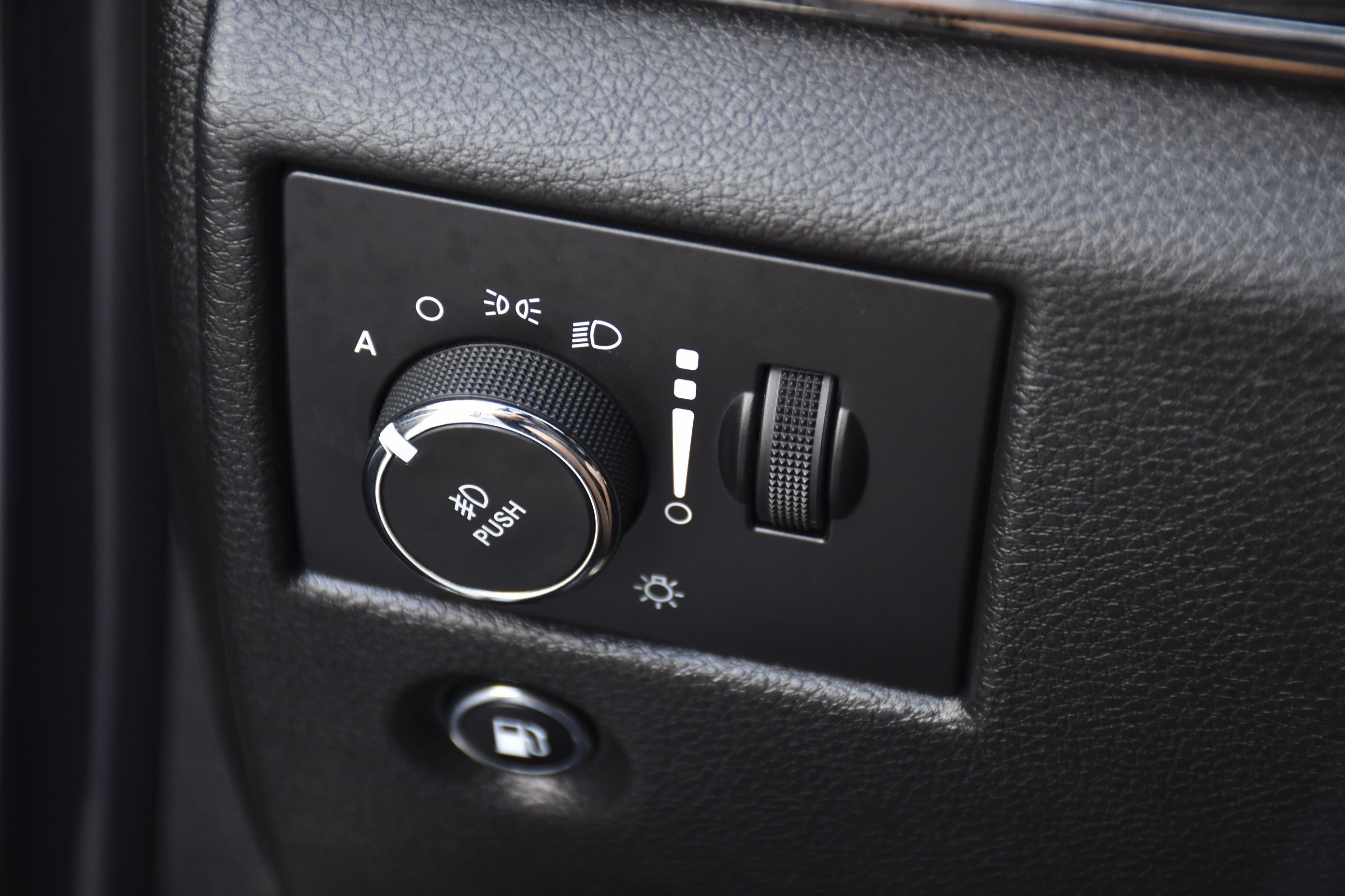 Used 2019 Bright White Clearcoat Jeep High Altitude image 18