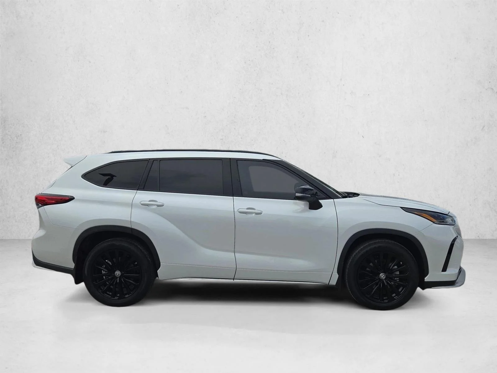 Used 2023 Wind Chill Pearl Toyota XSE image 4
