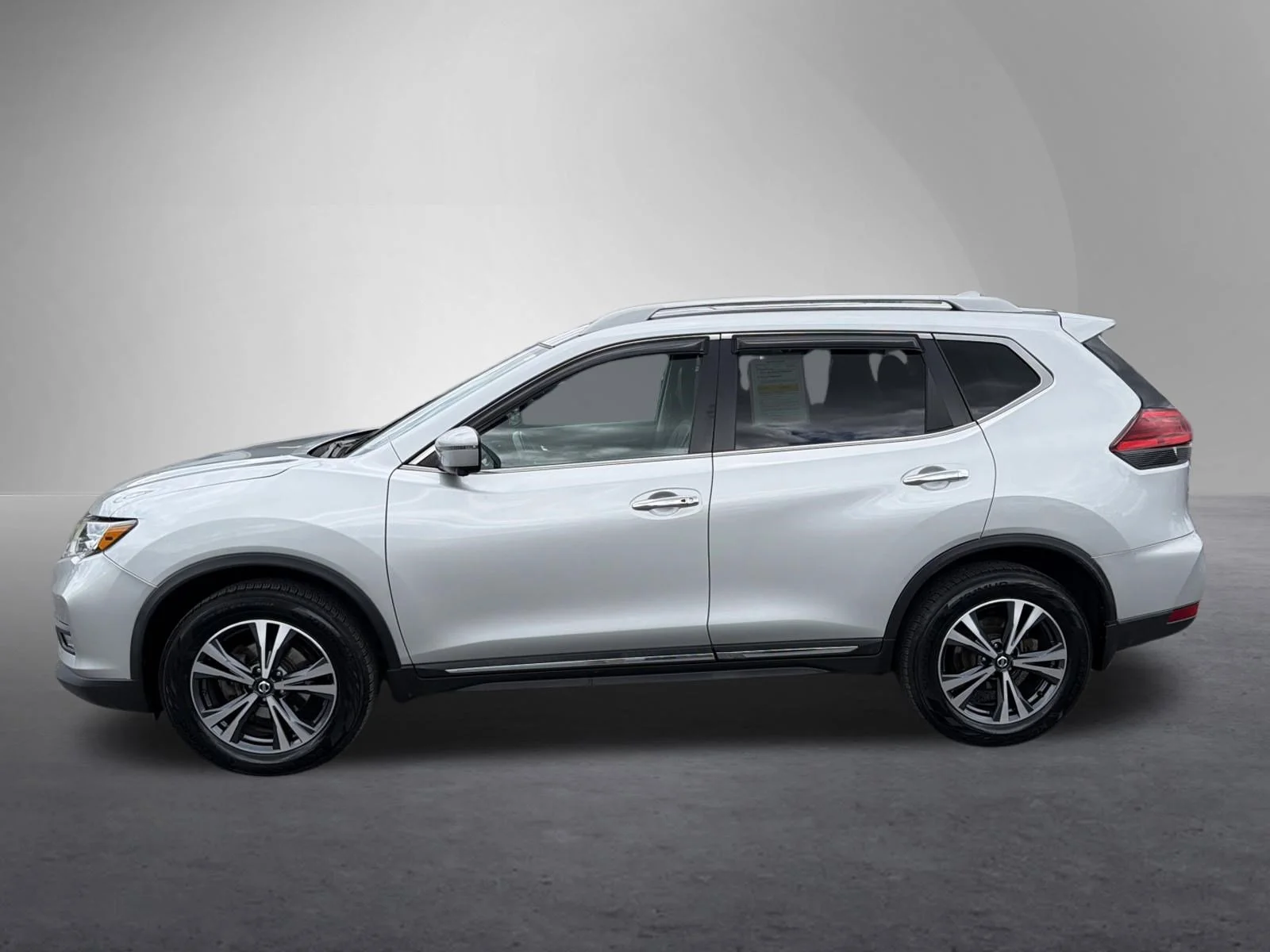 Used 2017 Brilliant Silver Nissan SL image 8