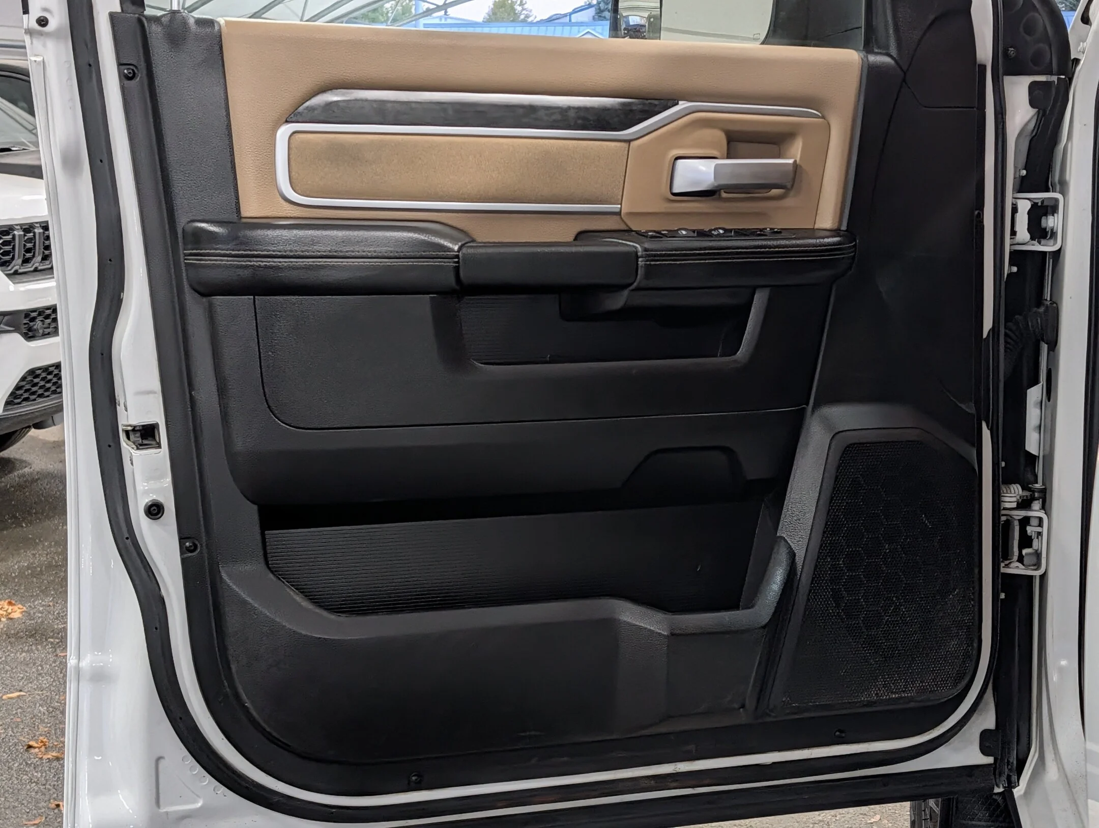 Used 2019 White RAM Big Horn - 6.4L HEMI - Apple CarPlay - Heated - Big Horn 4x4 Crew Cab 64 Box image 12
