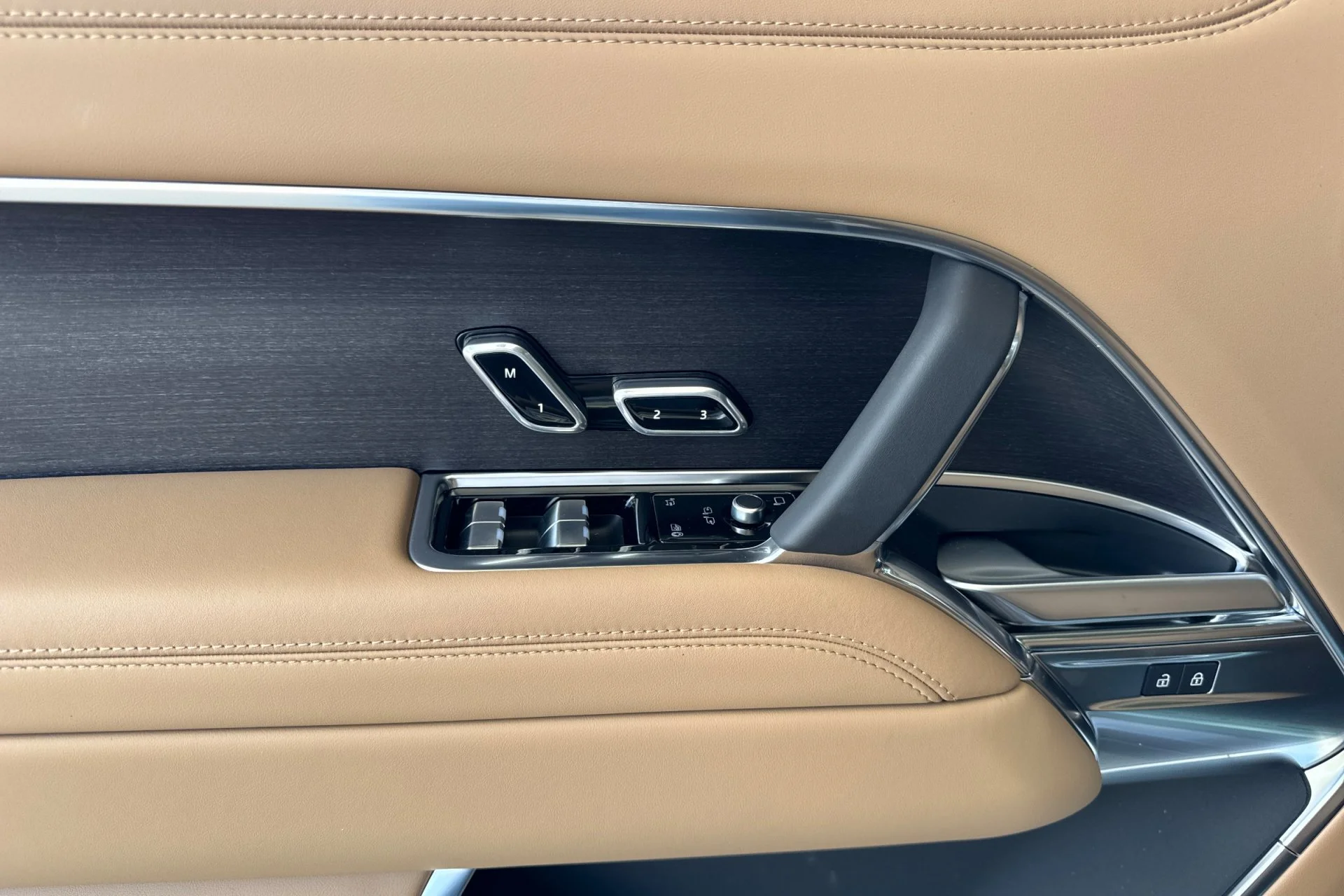New 2026 Carpathian Grey Land Rover SE image 14
