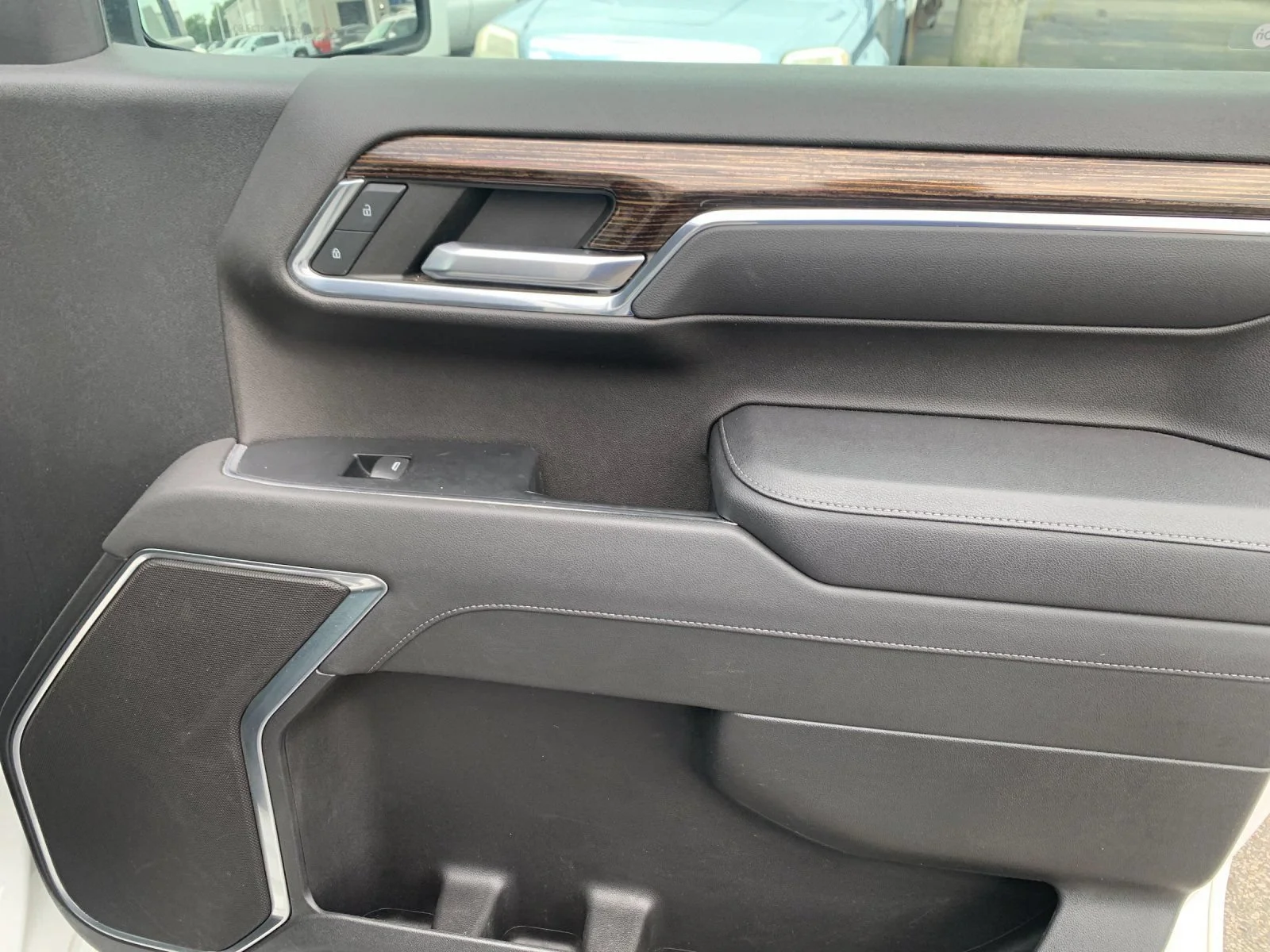 Used 2023 SUMMIT WHITE GMC Elevation image 19