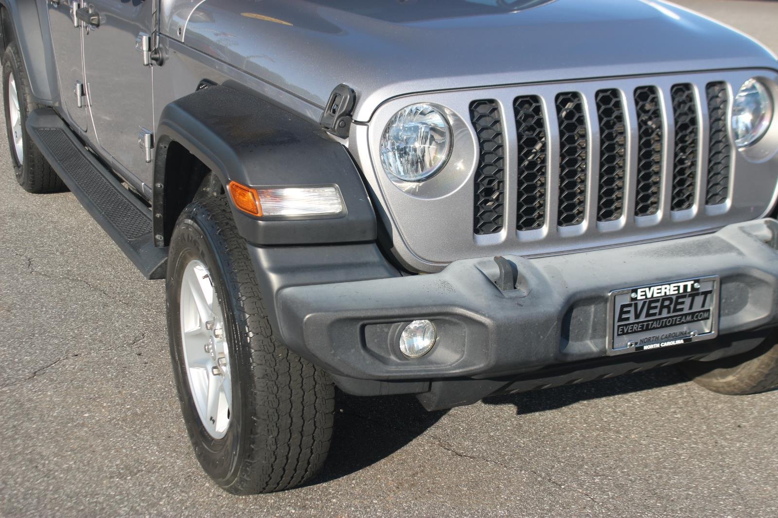 Used 2020 Silver Jeep Sport S image 9