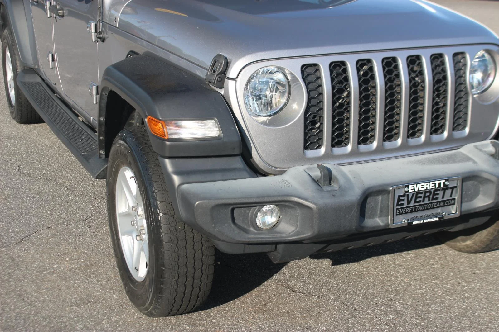 Used 2020 Silver Jeep Sport S image 9