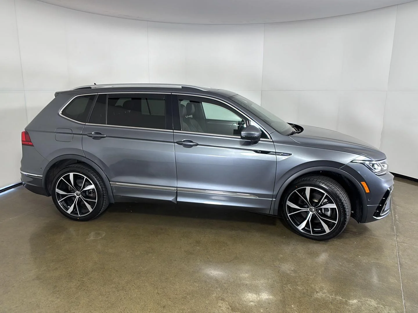 Used 2022 Platinum Gray Metallic Volkswagen SEL R-Line image 9