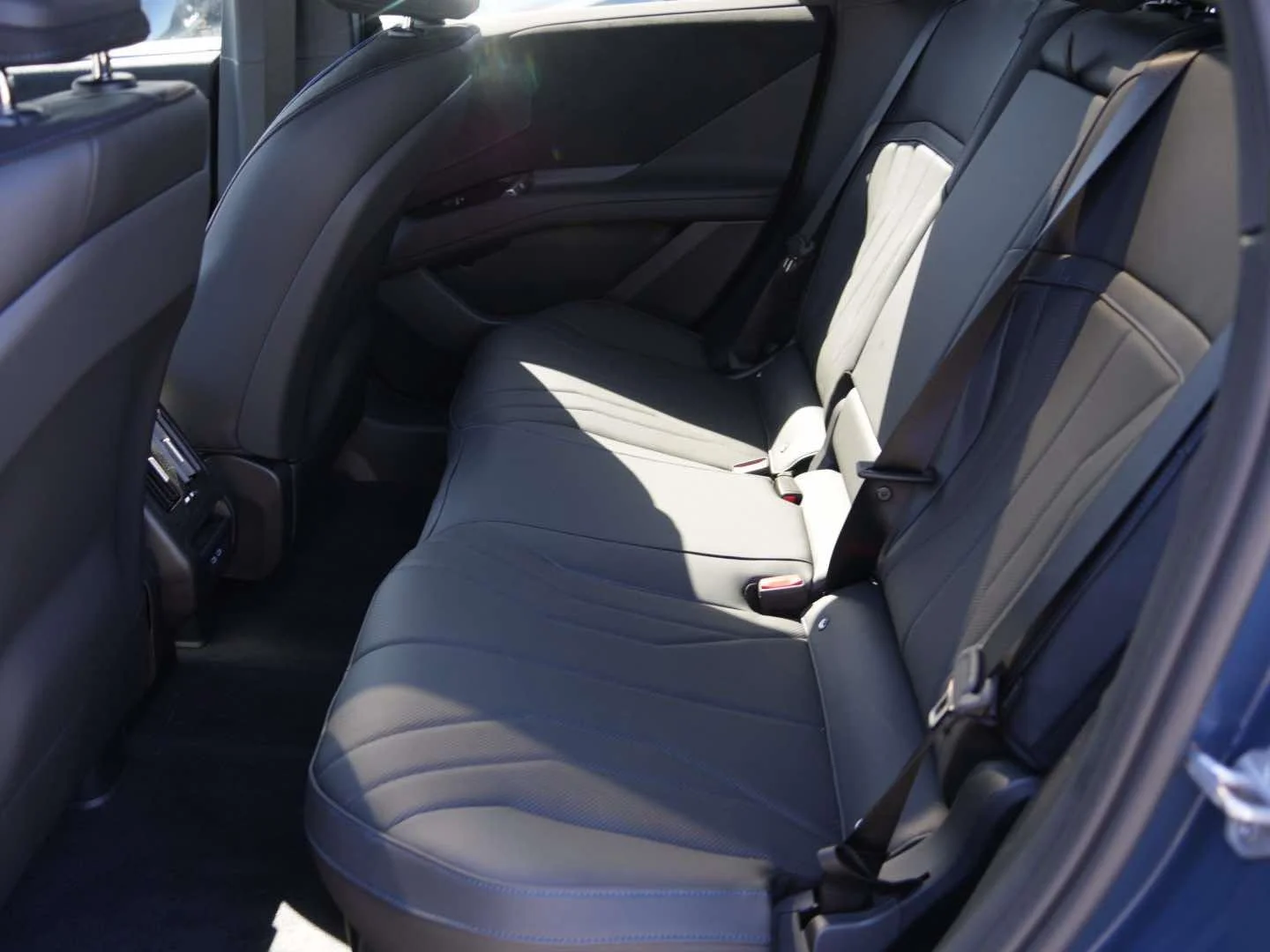 New 2027 Ocean Wave Blue Metallic BMW 50 xDrive image 12