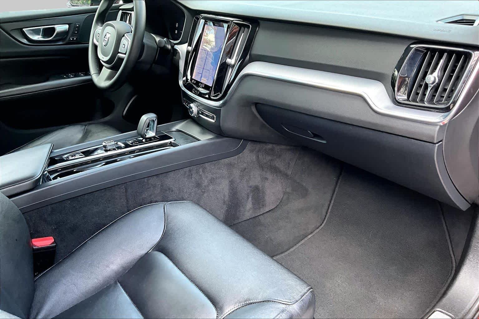 Used 2023  Volvo Core Dark Theme image 19