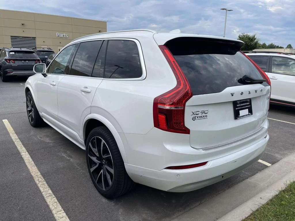 Used 2022 Crystal White Metallic Volvo Momentum image 3