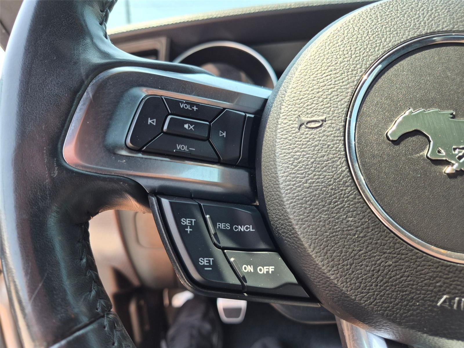 Used 2018  Ford GT Premium image 17