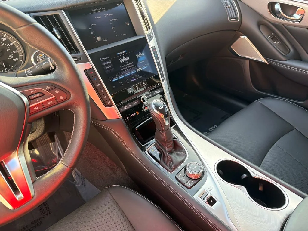 Used 2023 White INFINITI LUXE image 28