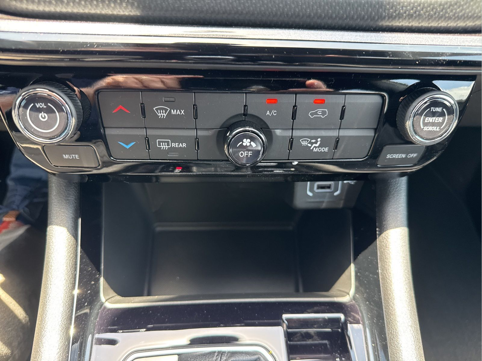 New 2026 Bright White Clearcoat Jeep Latitude image 35
