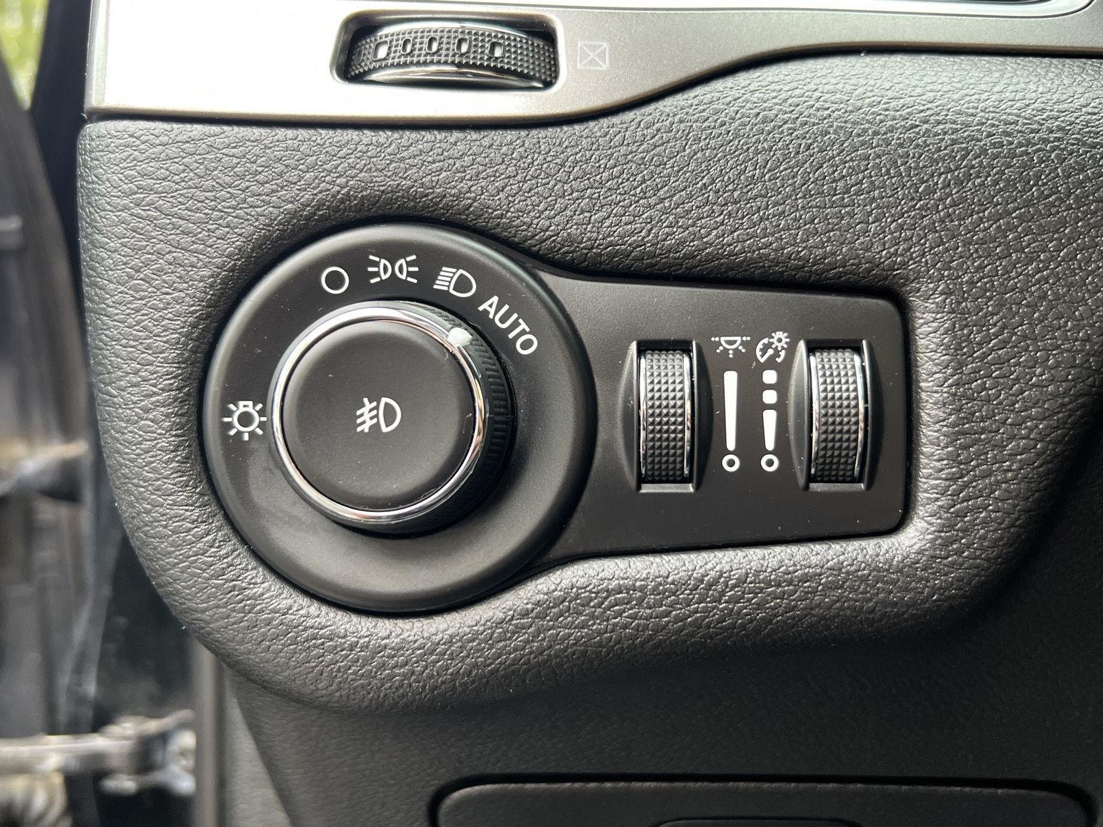 Used 2019 Diamond Black Crystal Pearlcoat Jeep Latitude Plus image 31
