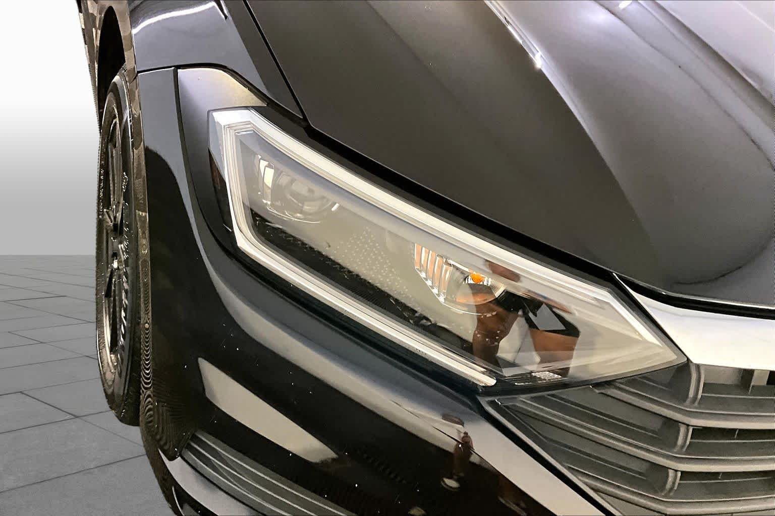 Used 2019 Deep Black Pearl Volkswagen SEL image 27