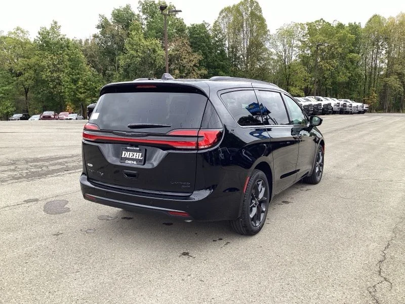 New 2026 Diamond Black Crystal Pearl-Coat Exterior Paint Chrysler Limited image 7