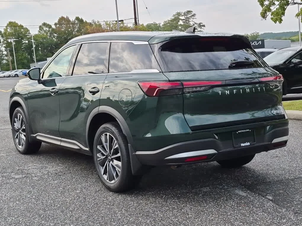 New 2027 DEEP EMERALD INFINITI Luxe AWD image 4