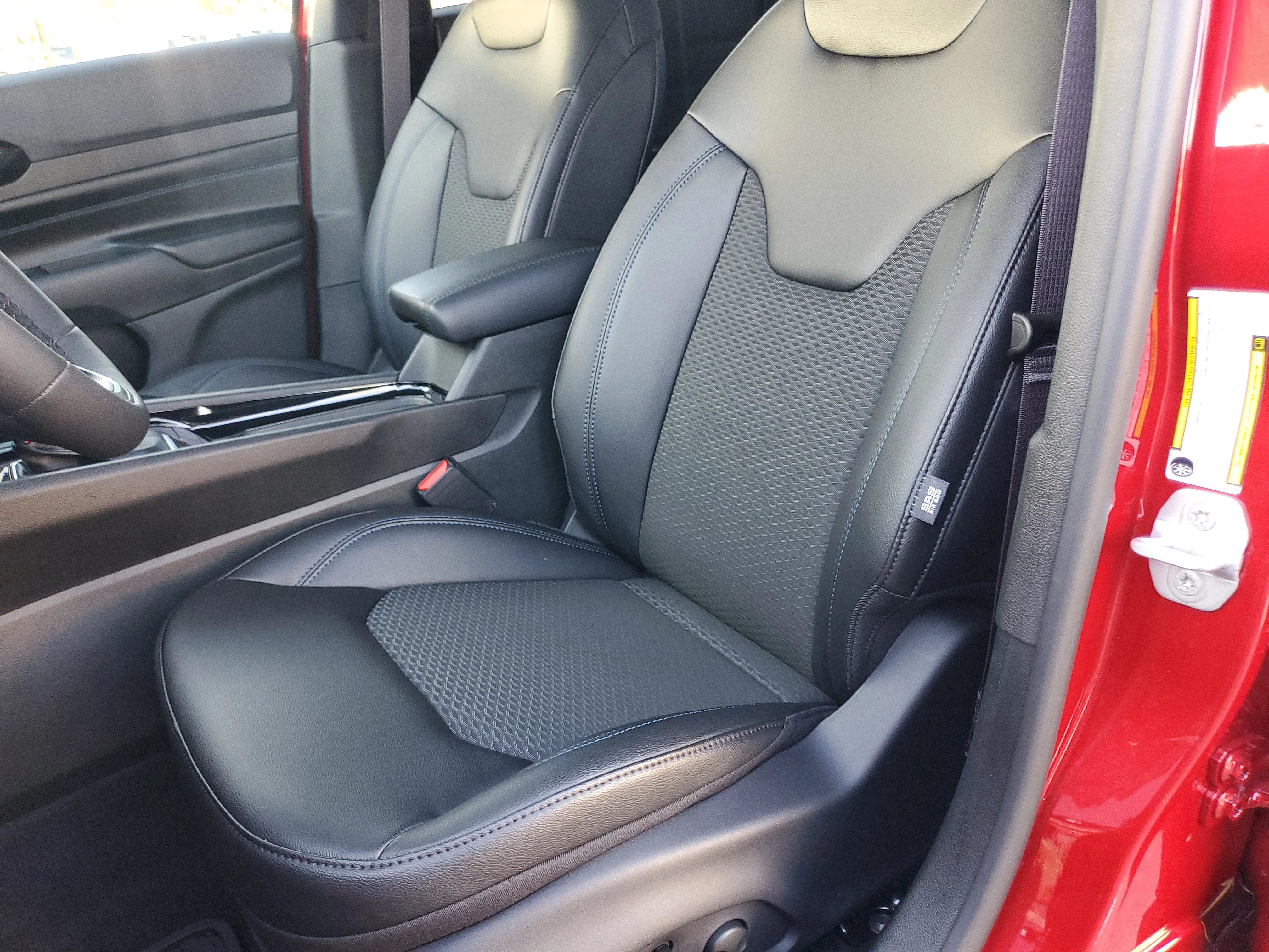 New 2026 Red Hot Pearl-Coat Exterior Paint Jeep Latitude image 12