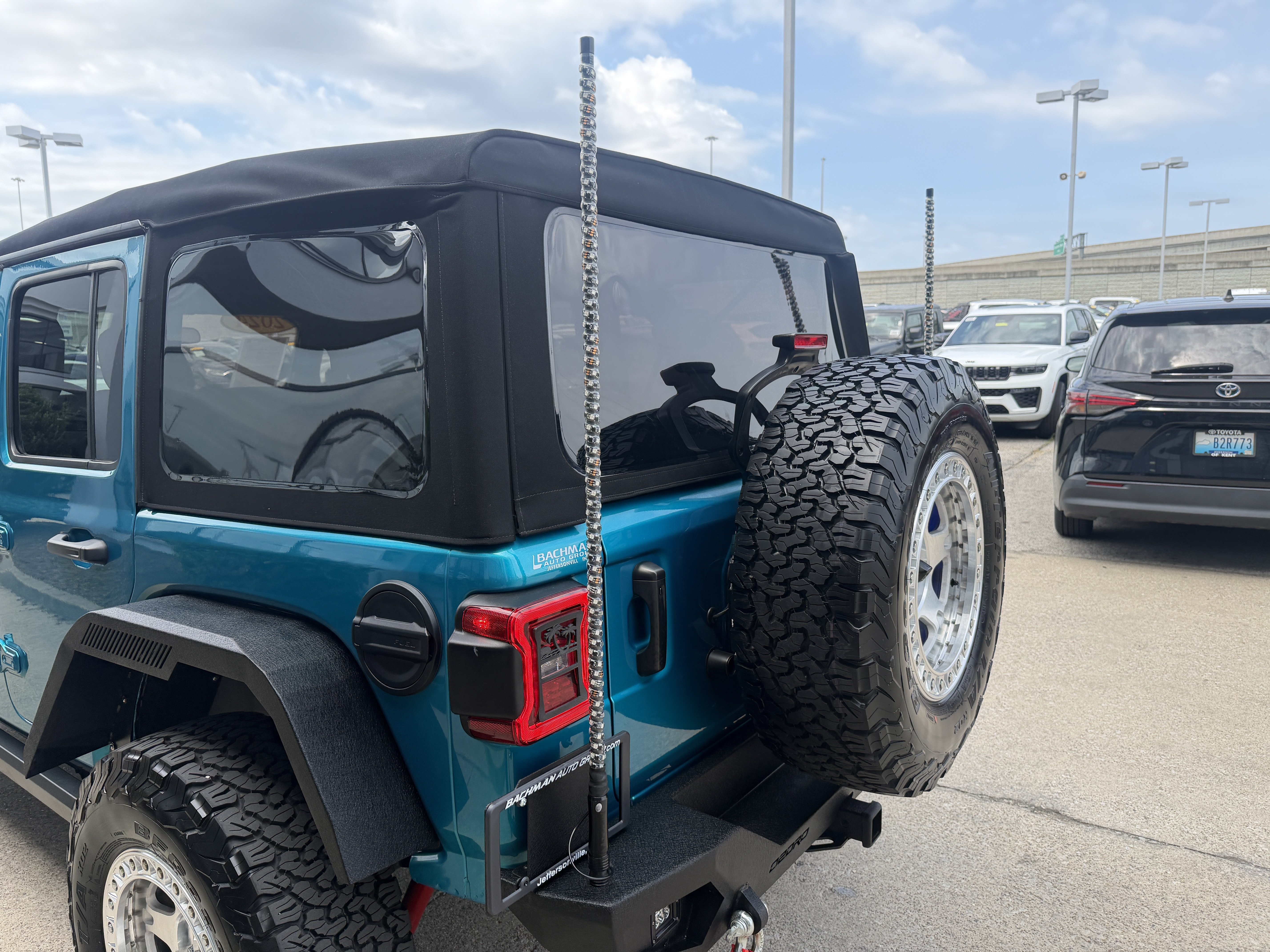 Used 2024 Bikini Pearl Coat Jeep Rubicon image 9
