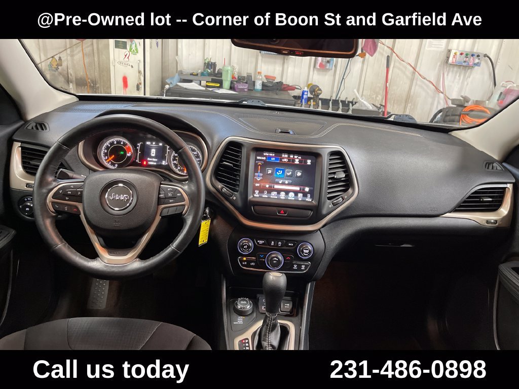Used 2016  Jeep LATITUDE image 18