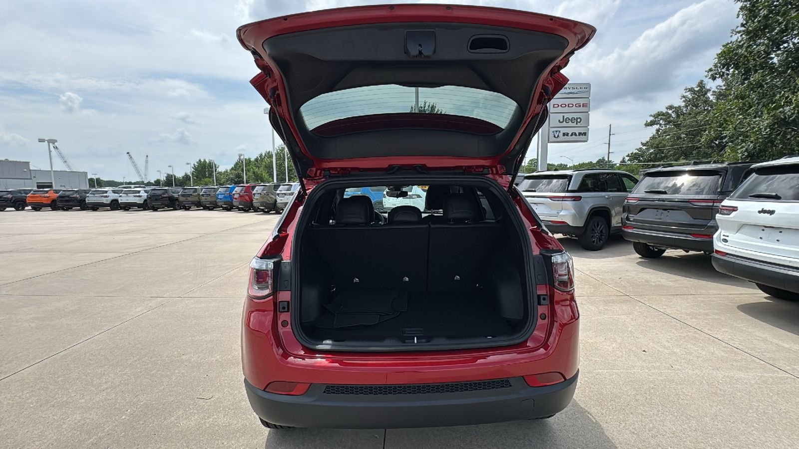 New 2026 Red Hot Pearlcoat Jeep Latitude image 13