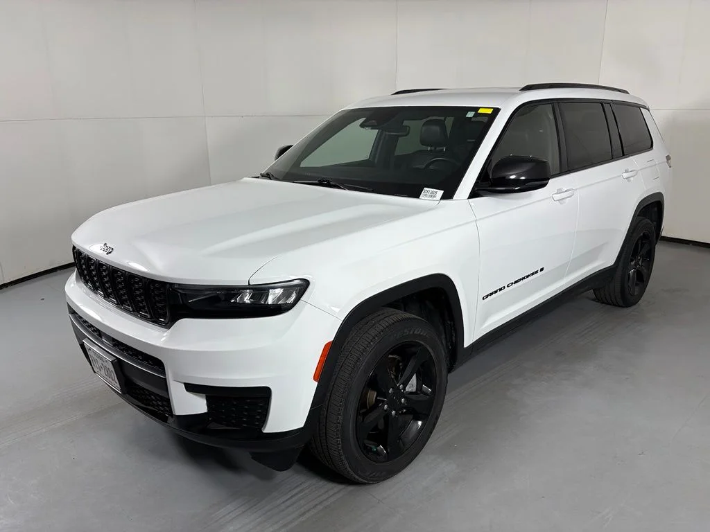 Used 2022 Bright White Clearcoat Jeep Altitude image 4