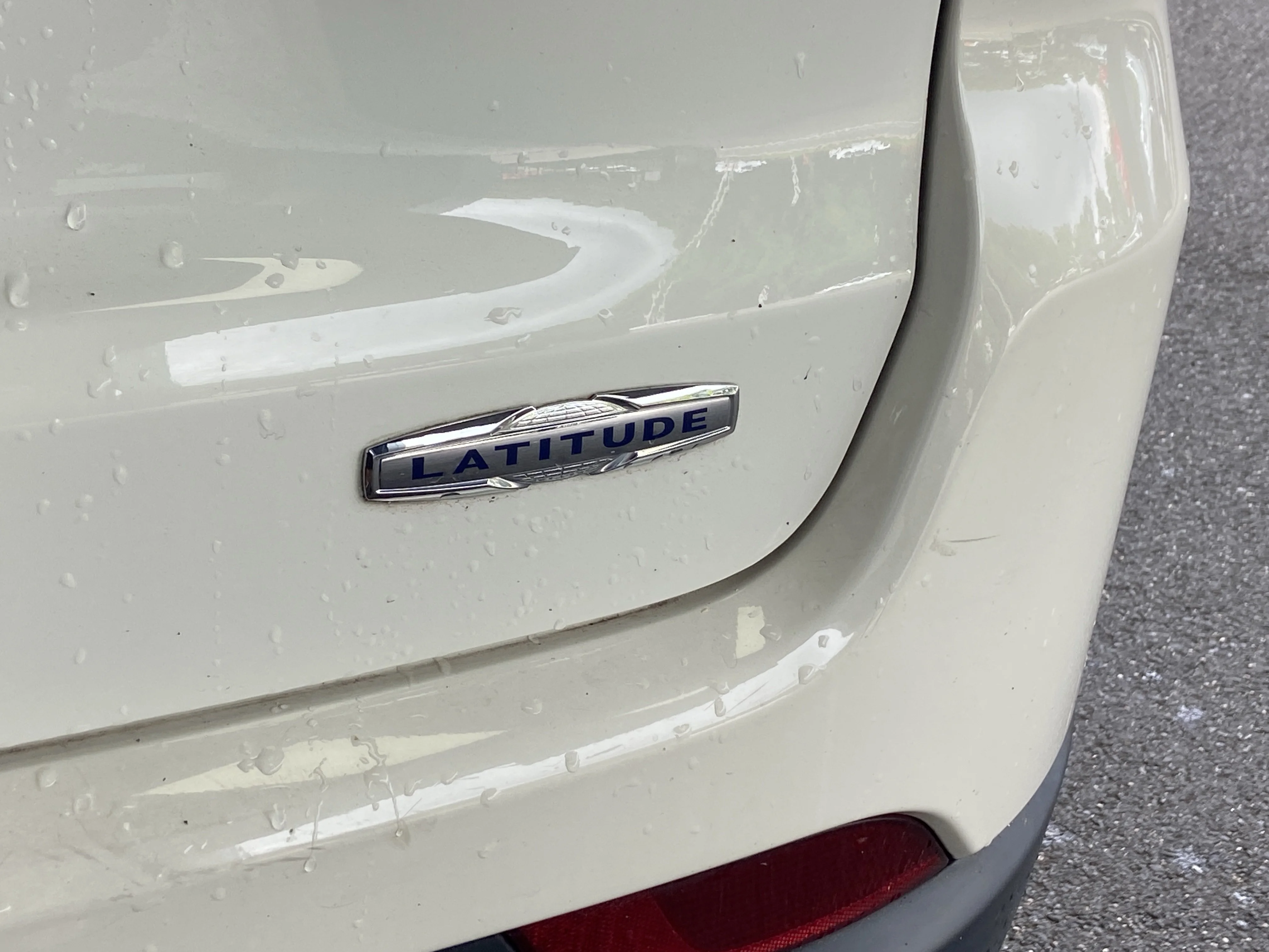 Used 2020 White Clearcoat Jeep Latitude image 32