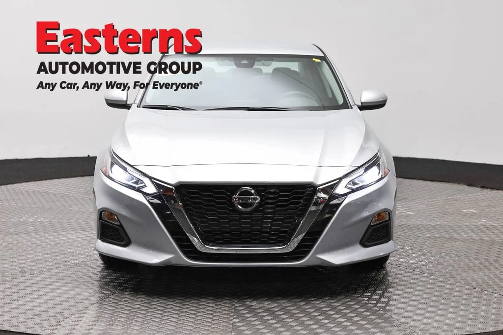 Used 2022 Silver Nissan 2.5 SV image 2