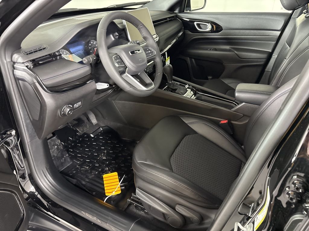 New 2026 Diamond Black Crystal Pearlcoat Jeep Latitude image 17