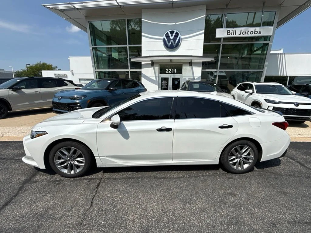 Used 2022 Pearl Toyota XLE image 3