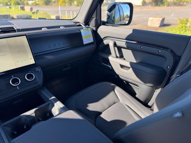 New 2026 Santorini Black Land Rover X-Dynamic SE image 11