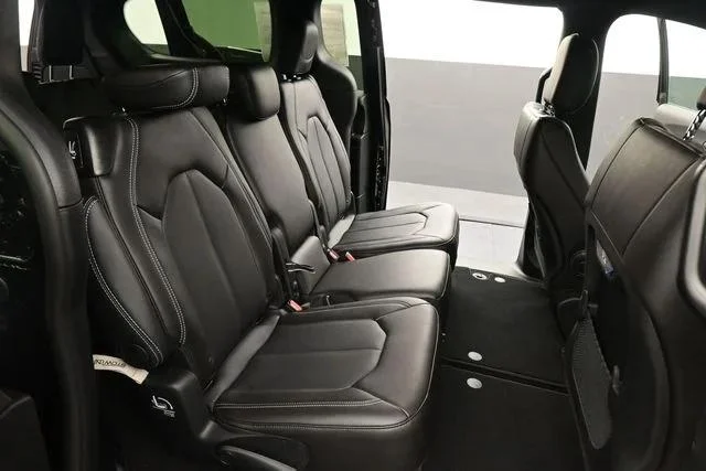 New 2027 Diamond Black Crystal Pearl-Coat Exterior Paint Chrysler Select image 22