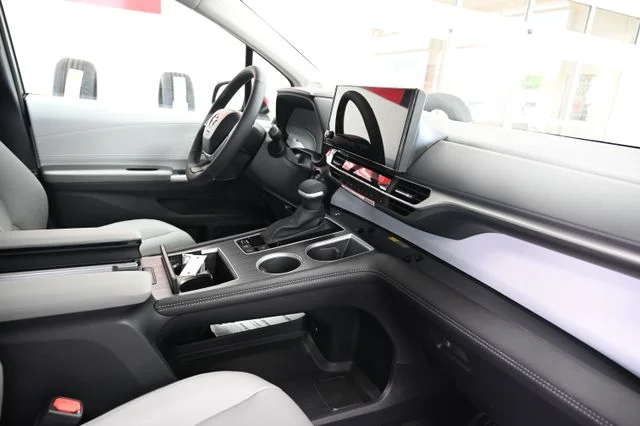 2026 Toyota Sienna XLE - Photo 15