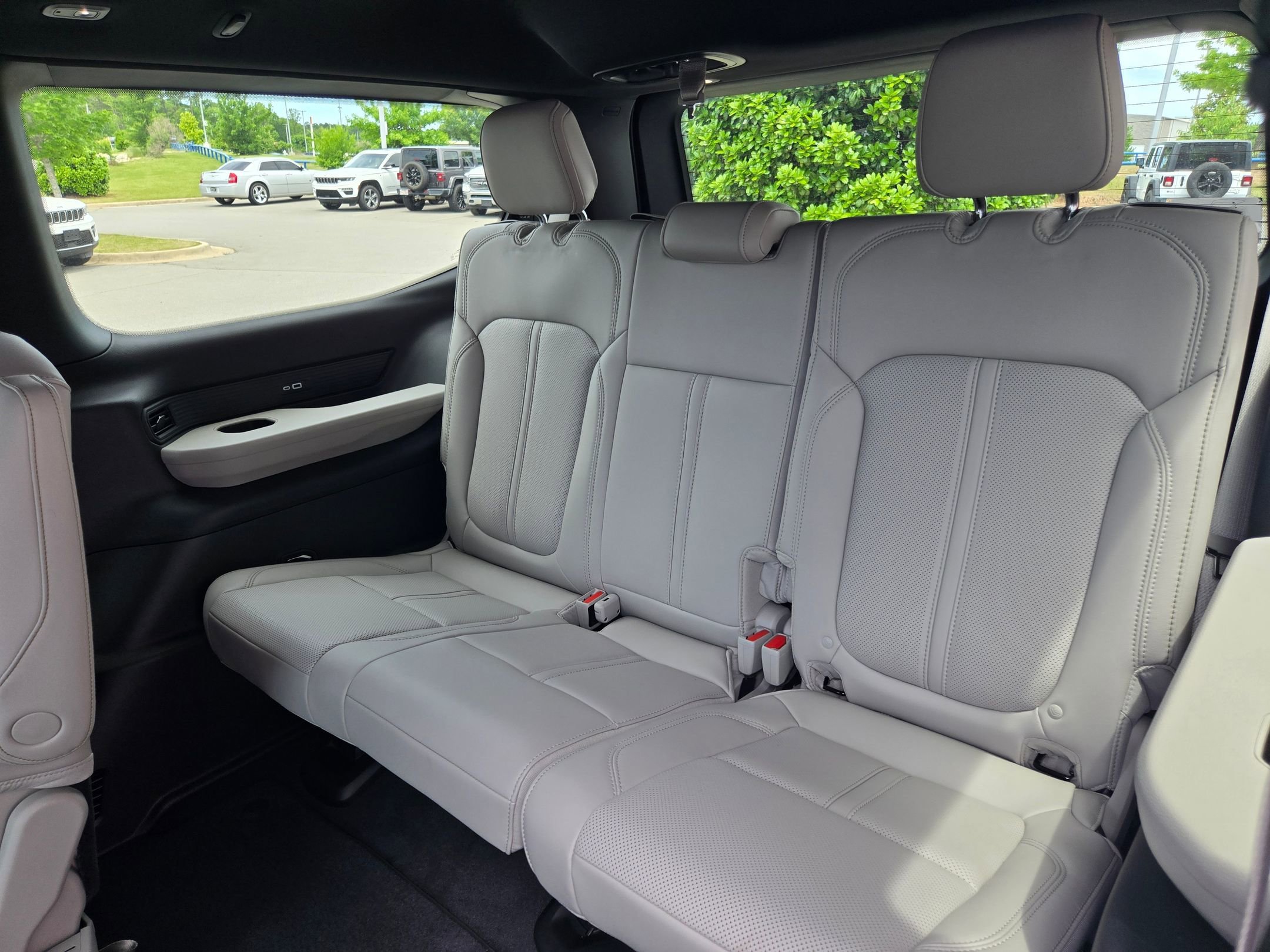 New 2026 Silver-Zynith Exterior Paint Jeep  image 36