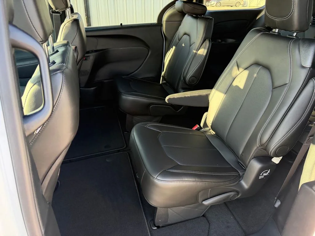New 2026 Bright White Clear-Coat Exterior Paint Chrysler LX image 10