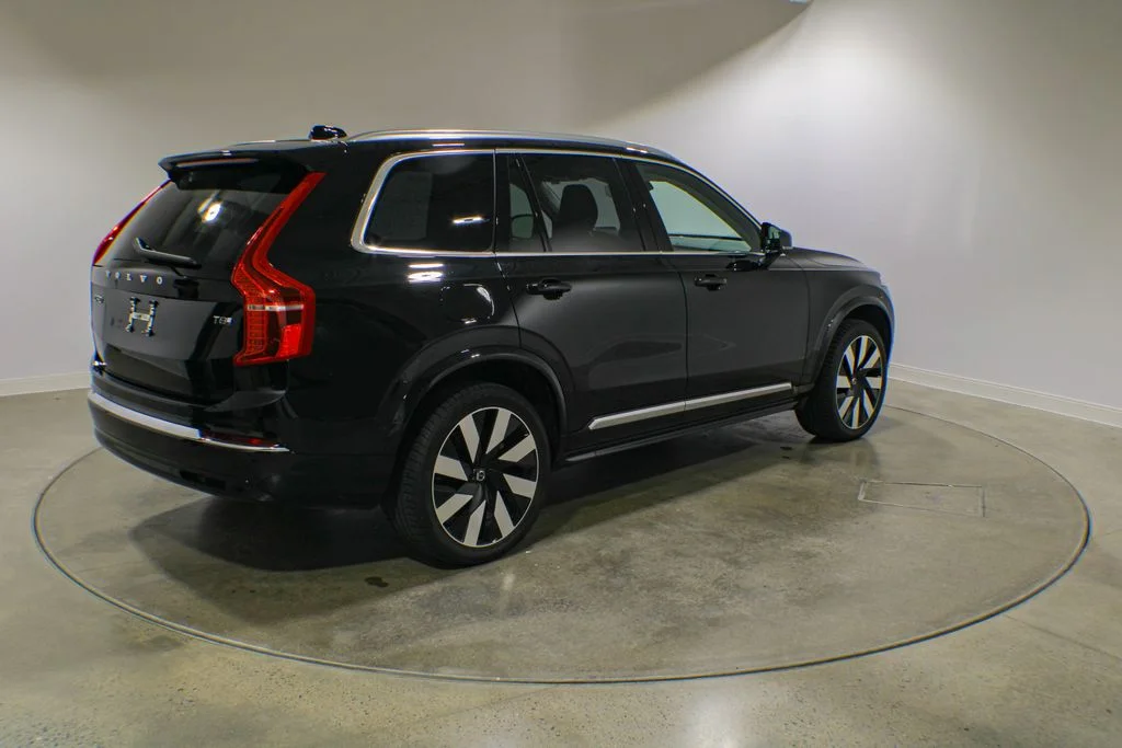 Certified Used 2025 Onyx Black Metallic Volvo T8 Plus image 5